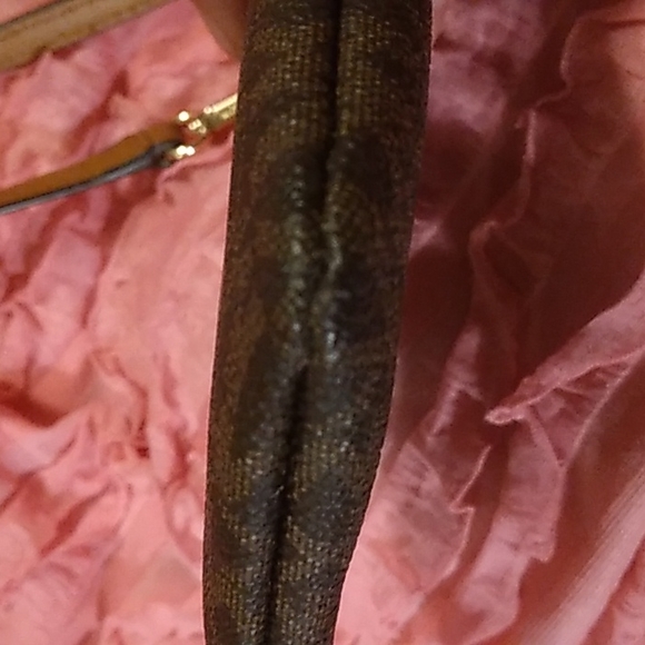 Micheal Kors wristlet - Picture 5 of 8